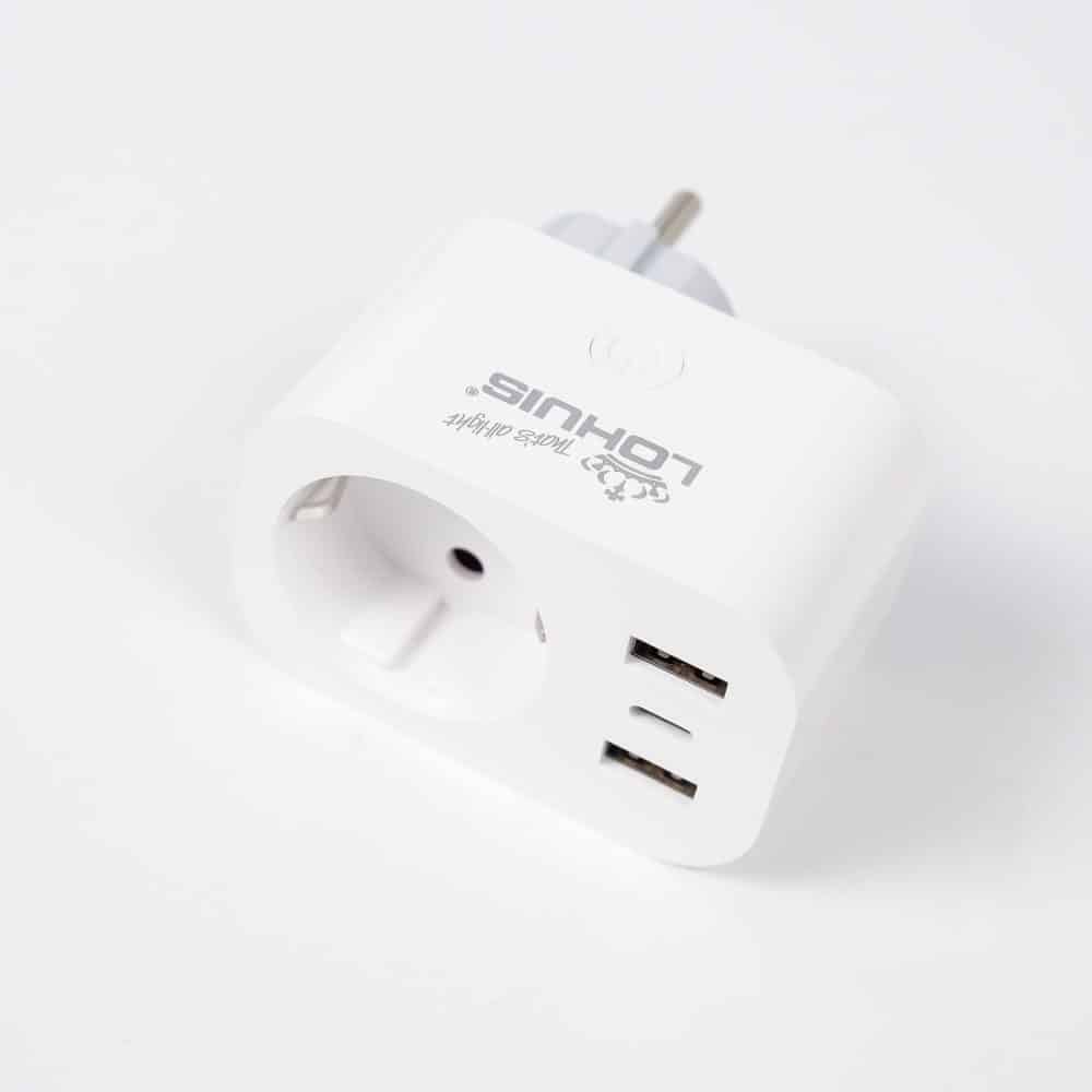 Adaptor SMART WIFI cu priza schuko, 2xUSB-A,1xUSB-C, max. 3680W